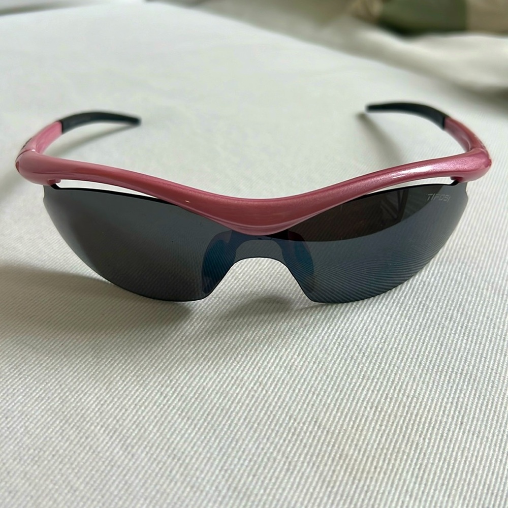 Tifosi Athletic Sunglasses with 4 interchangeable lenses.Sold as set with case.